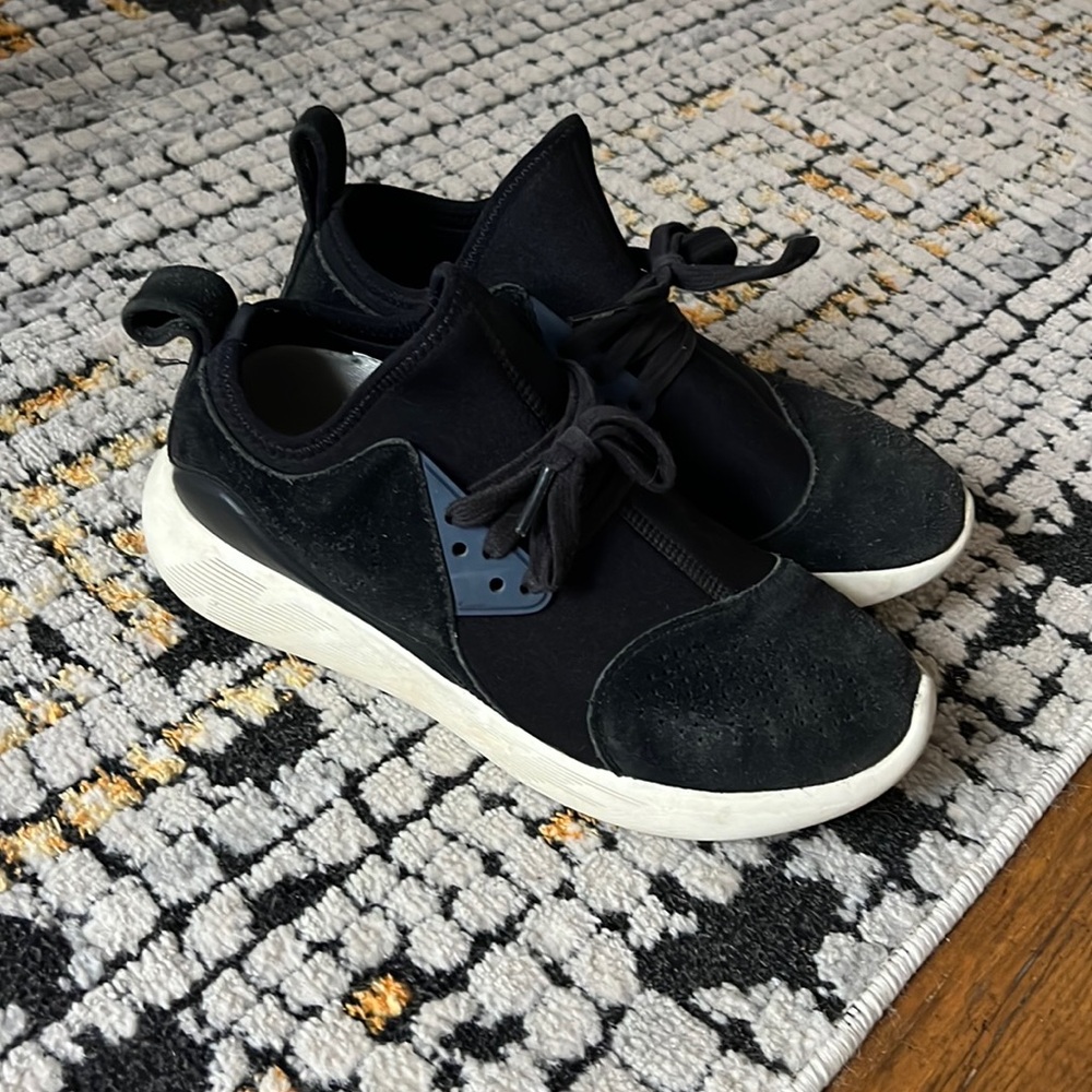 Nike women’s tennis shoes